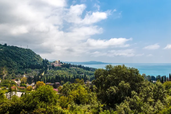 Yeni Athos manastır Abhazya'da Karadeniz kıyısında — Stok fotoğraf