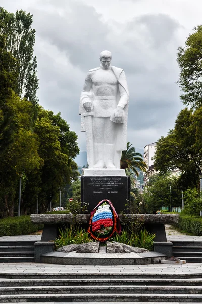 Monumento in una città di Sukhumi — Foto Stock