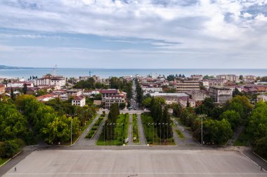 Tür Sukhumi için harap binadan Abk Büyük Millet Meclisi