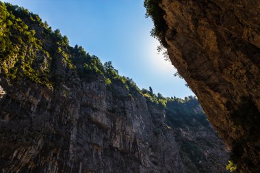 Abhazya'da Ritsa Gölü için yolda Jupsharsky kapı geçit