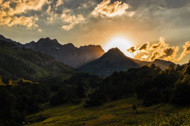 Abhazya Dağları üzerinde bir düşüş