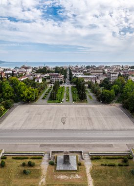 Tür Sukhumi için harap binadan Abk Büyük Millet Meclisi