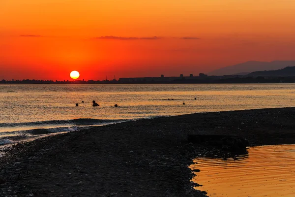 Пляж Синоп в столице Абхазии Сухуми на закате Стоковое Изображение