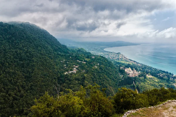 Yeni Athos manastır Abhazya'da Karadeniz kıyısında — Stok fotoğraf