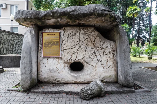 Túmulo antigo sobre um museu histórico na capital da Abcásia Su — Fotografia de Stock