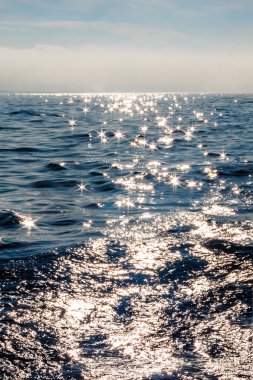 Güneş ışınları dalgalar deniz yansıtılır