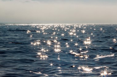 Güneş ışınları dalgalar deniz yansıtılır