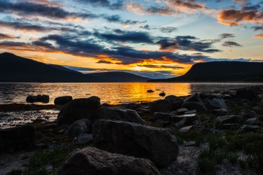 Günbatımı üzerinde beyaz deniz