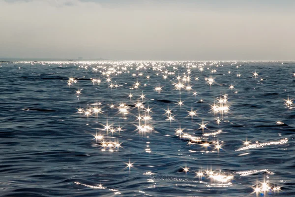 Solar beams are reflected in sea waves — Stock Photo, Image