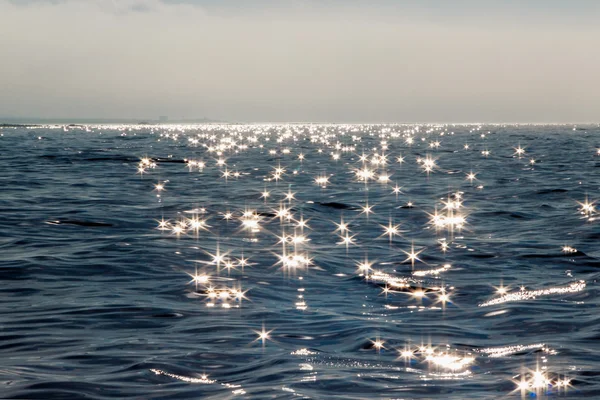 Солнечные лучи отражаются в морских волнах Лицензионные Стоковые Фото