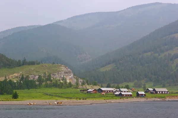 Pueblo en la orilla del lago Baikal — Foto de Stock