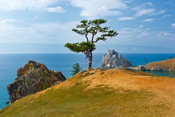 Rock Samanka en el promontorio Burhan en la isla Olkhon — Foto de Stock