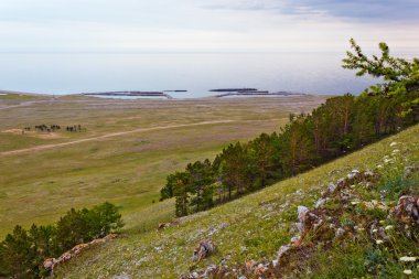 Baykal Gölü kıyısında.