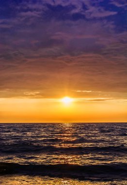 denizin üzerinde dramatik renkli günbatımı