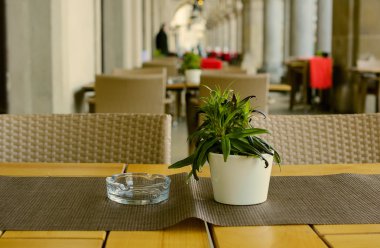 Avrupa eski şehirde kemerli Galeri sabah çiçekli sokak Cafe