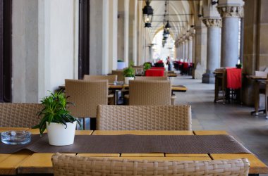 Avrupa eski şehirde kemerli Galeri sabah çiçekli sokak Cafe