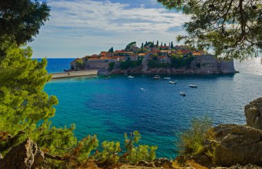 Budva, Karadağ'daki Sveti Stefan Adası Çam çerçeve içinde