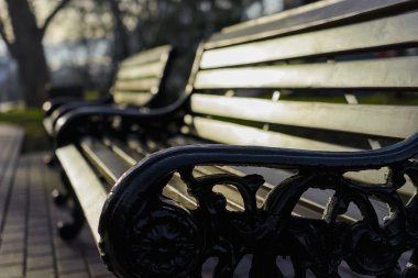 Bahar parkta eski moda tezgah