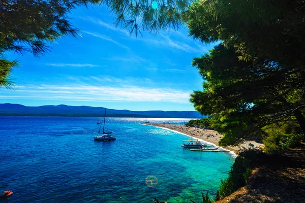 Hermosa playa Zlatni Rata o Cabo de Oro en la isla Brac en Croa — Foto de Stock