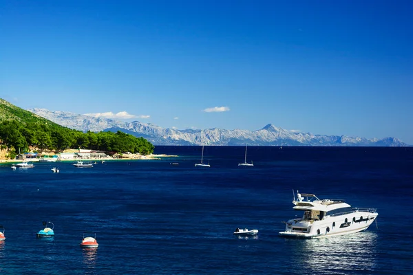 Krásné letní Jaderského moře pobřeží pohled s horami a jachty, ostrov Brač, Chorvatsko — Stock fotografie