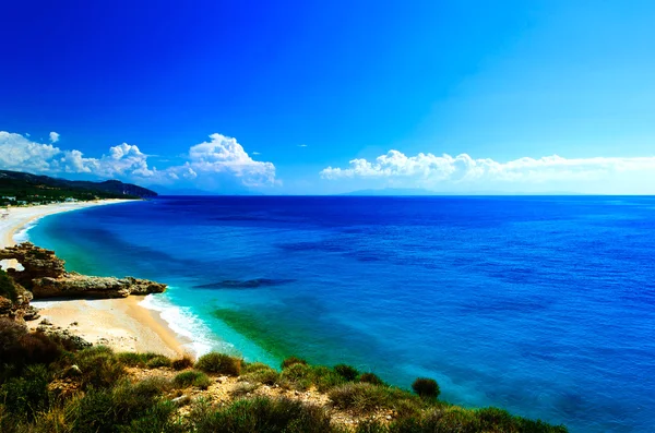 Типичный Адриатический морской пейзаж с холмами и изрезанным побережьем — стоковое фото