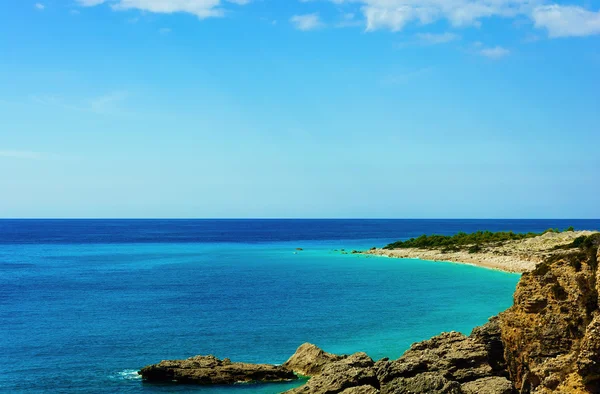 Vue de la belle plage avec des falaises rocheuses à la mer Méditerranée — Photo