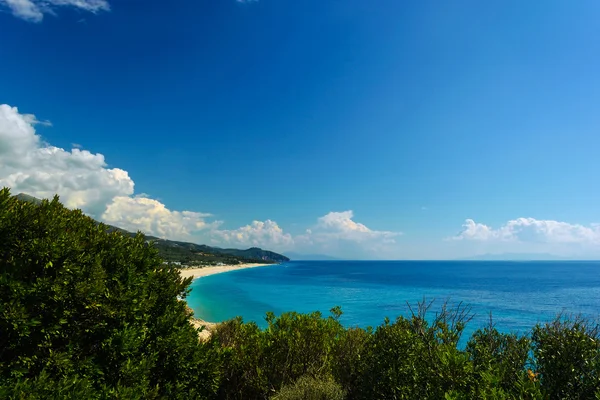 Καλοκαίρι μεσογειακή ακτογραμμή με θέα στη θάλασσα θάμνους μπροστά — Φωτογραφία Αρχείου