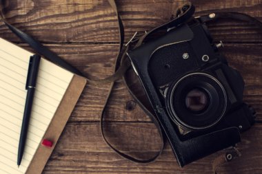 eski retro fotoğraf makinesi ile çizgili defter ve kalem vintage ahşap b