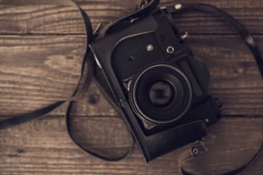 ahşap arka plan üzerinde Vintage analog kamera. Üstten Görünüm