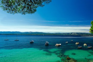 Yat ve tekne kristal su Bay Island Brac, Hırvatistan güzel sahne