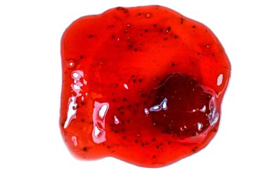 Beyaz bir arka plan üzerinde izole kırmızı çilek reçeli. Gıda Tema ba