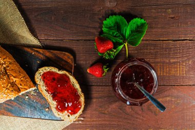 çilek reçeli ve ev yapımı ekmek ile sağlıklı kahvaltı. tatlı 