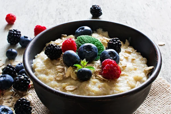 Oatmeal porridge with fresh ripe berries — Stock Photo, Image