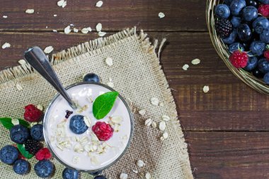 sağlıklı kahvaltı. Yoğurtlu yulaf gevreği ve bir bardak çilek
