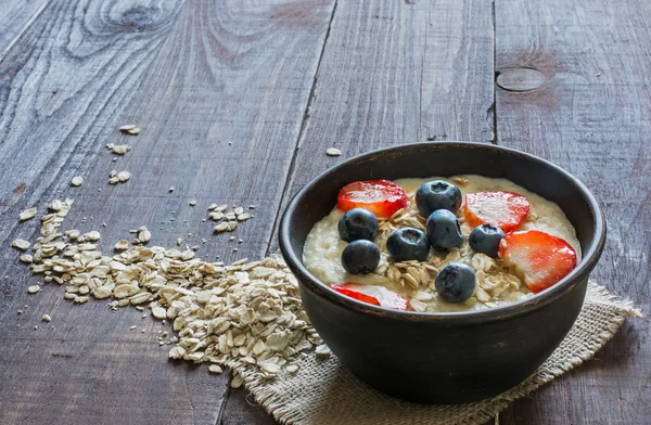 Healthy homemade oatmeal porridge with berries for breakfast — Stock Photo, Image