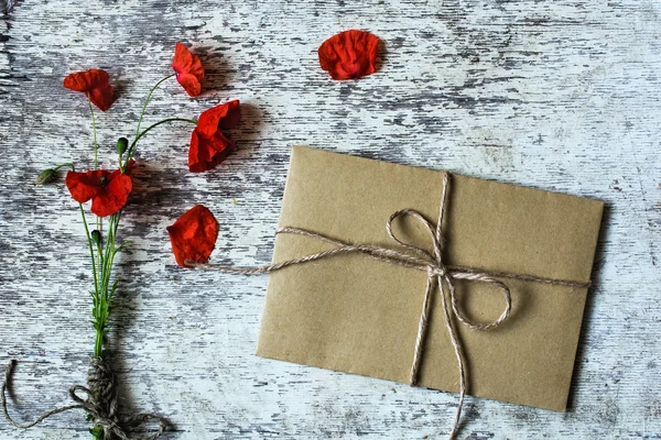 Bukiet kwiatów maku dziki brązowy koperty na białym tle drewnianych vintage — Zdjęcie stockowe
