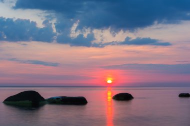 Güzel renkli gündoğumu denize