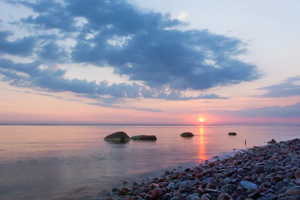 Прекрасний барвистий схід сонця над морем — стокове фото