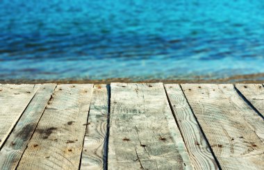 eski ahşap okul sırası yer ve deniz kıyısında