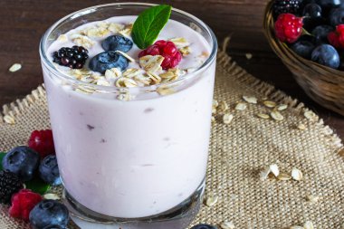 Granola veya müsli ve bir bardak taze çilek ile yoğurt. iyileşmek