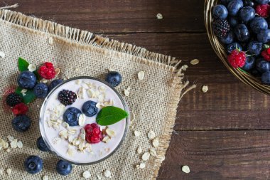 sağlıklı kahvaltı. Granola ve çilek bir bardak yoğurt
