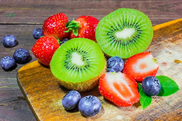 Diversas frutas y bayas frescas de verano — Foto de Stock