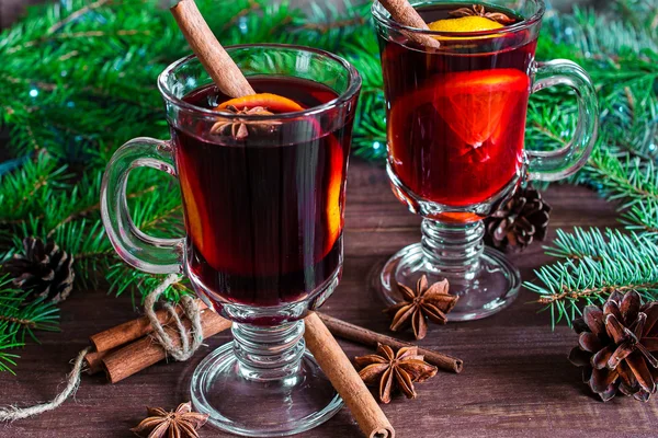 Two glasses of hot christmas mulled wine — Stock Photo, Image