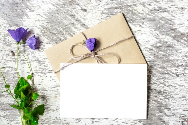 Cartão de saudação e envelope com buquê de flores silvestres — Fotografia de Stock