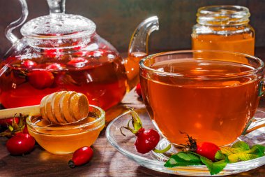 kuşburnu ve bal ile sıcak berry çay