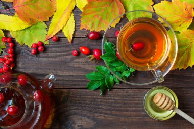 kuşburnu ile sıcak sonbahar çay. vitamin içeceği