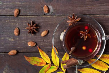 Baharat ve çilek cam Kupası ile sonbahar sıcak çay