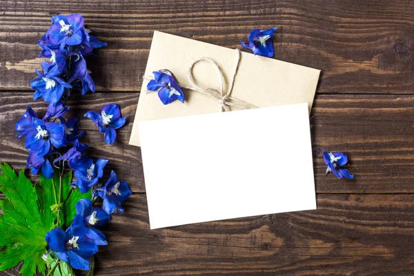 Blank vit gratulationskort och kuvert med blå blommor — Stockfoto