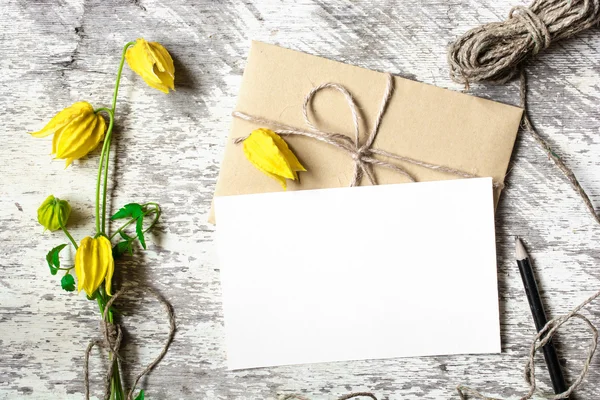 Boş beyaz tebrik kartı ve sarı sonbahar çiçek ve kalem ile zarf — Stok fotoğraf
