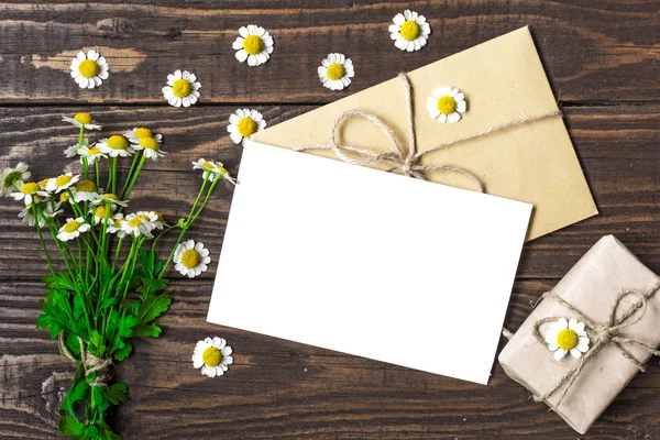 Tom gratulationskort och kuvert med vita kamomillblommor och vintage presentbox — Stockfoto